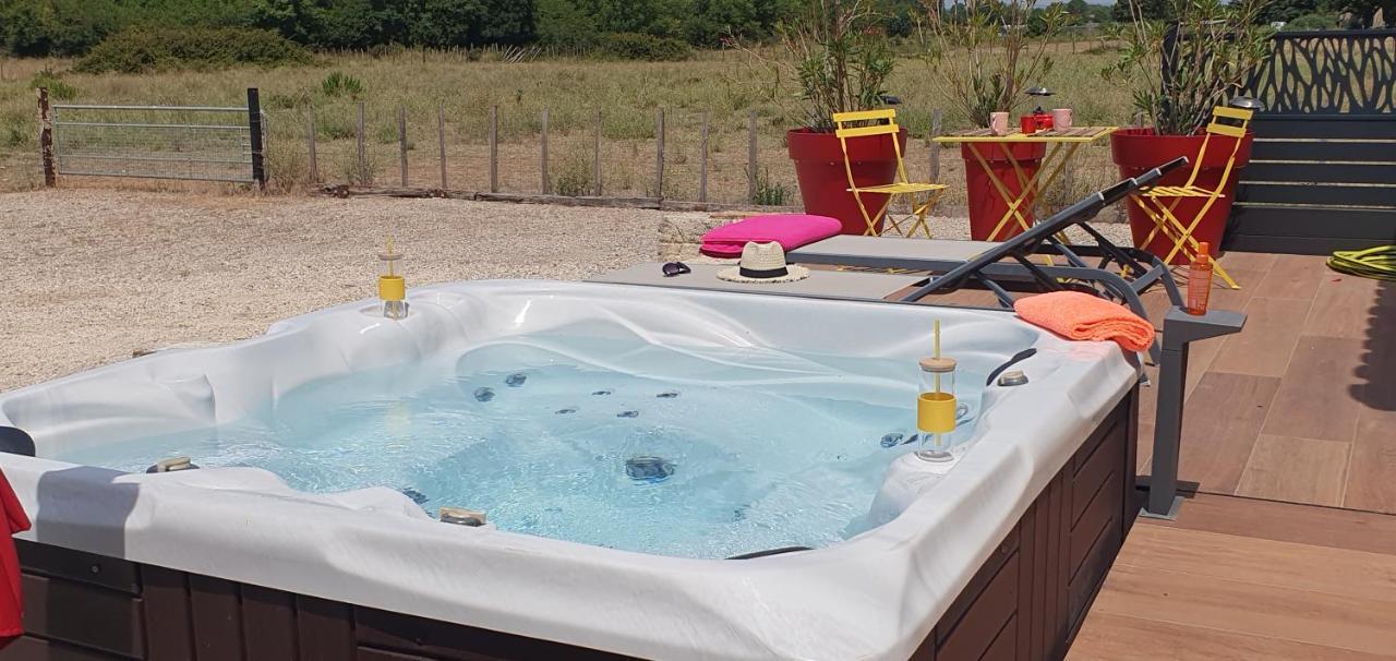 Les Bonbonnettes Bed and Breakfast Le Cailar Exteriör bild